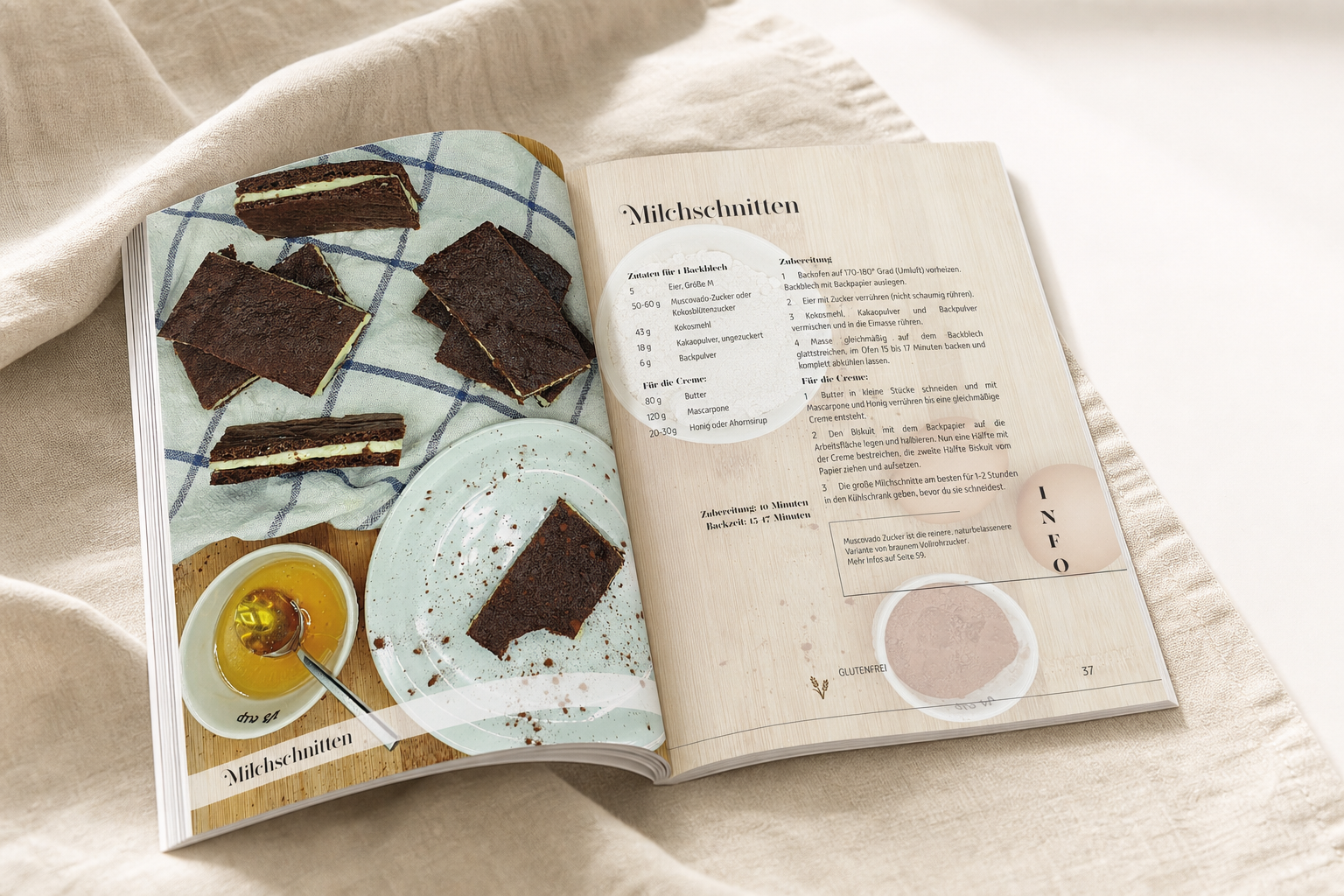 Geöffnetes Rezeptbuch mit Foto und Rezept der Milchschnitten