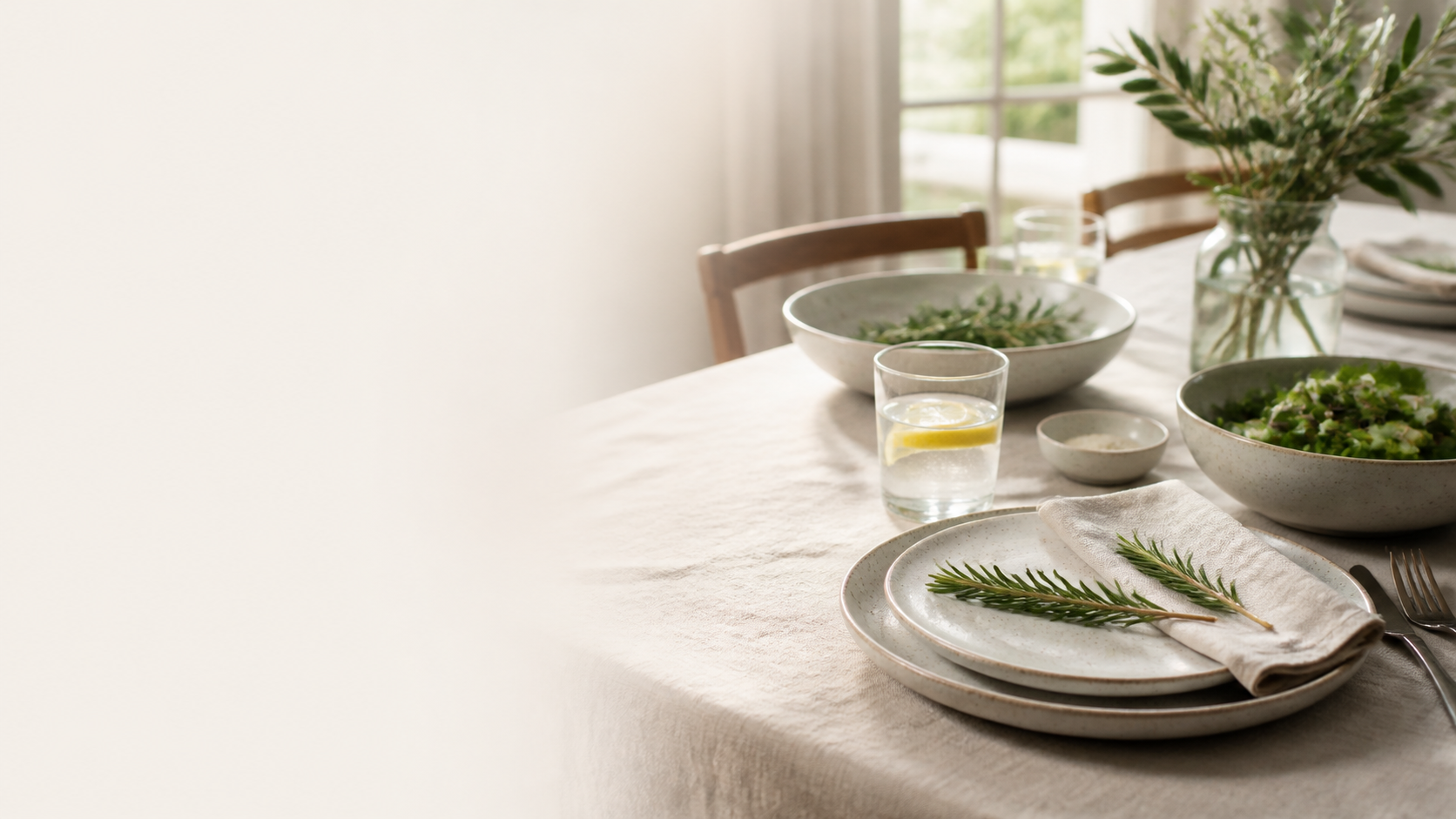 Ruhig gedeckter Tisch mit Salat und Zitronenwasser