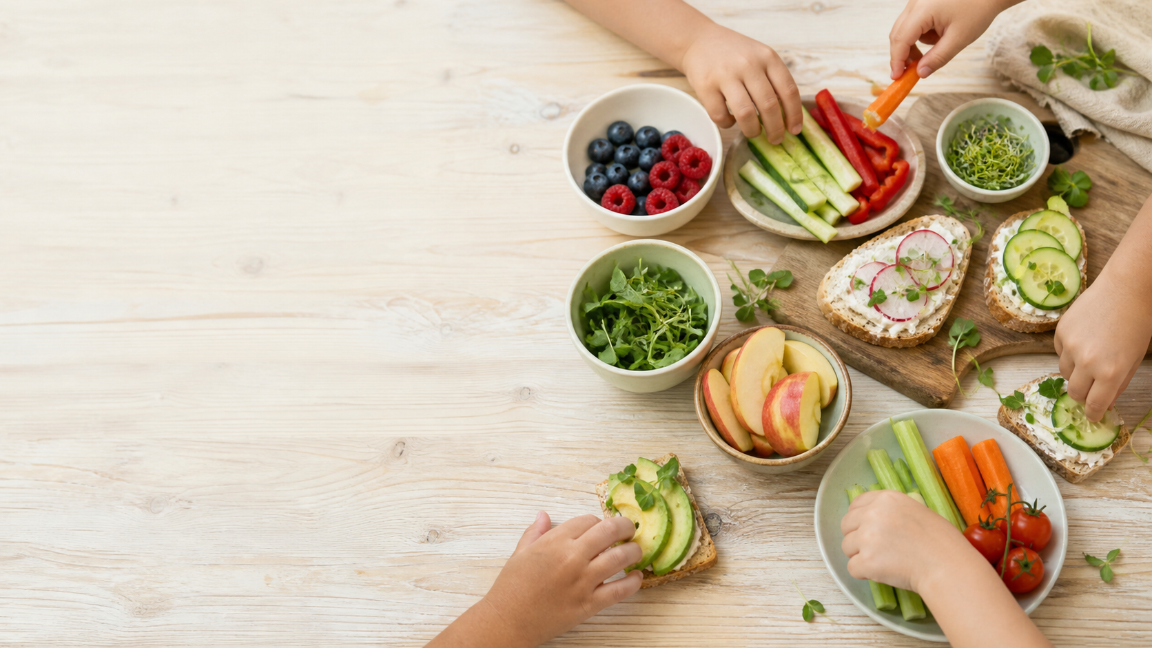 Kleine Kinderhände entdecken frische Snacks