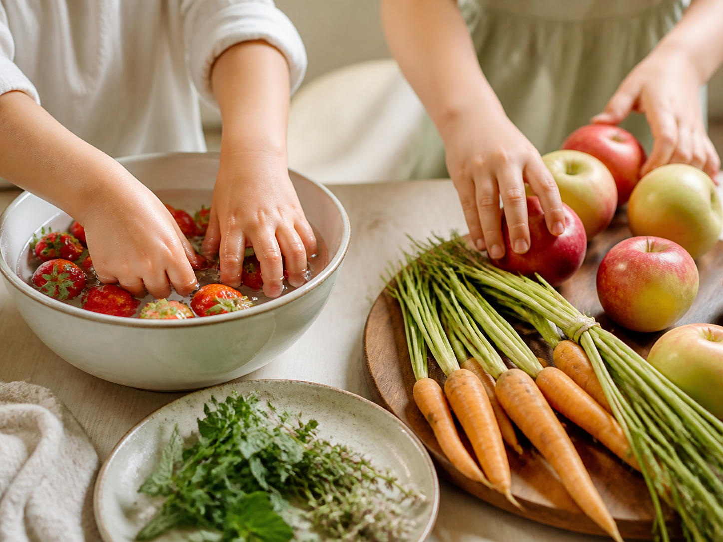 Kinderhände entdecken frisches Obst und Gemüse